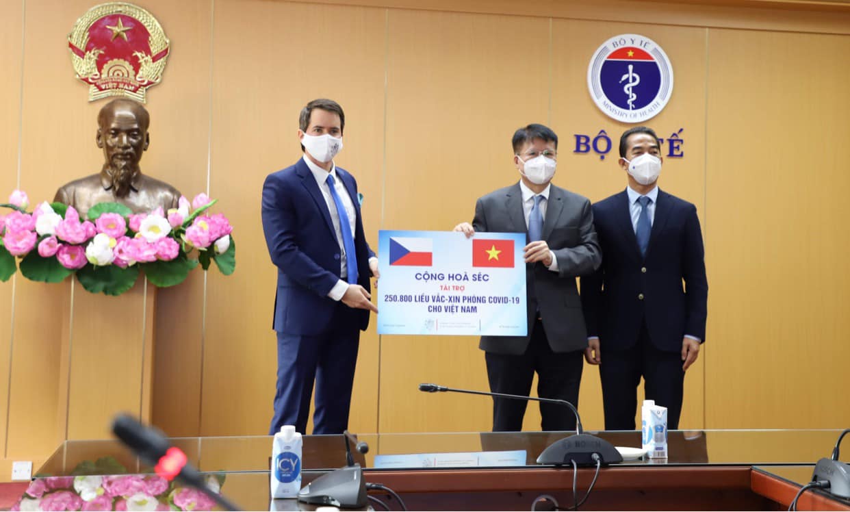 Thay mặt lãnh đạo Bộ Y tế, TS Trương Quốc Cường - Thứ trưởng Bộ Y tế tiếp nhận lô vắc xin này. Cùng dự có Thứ trưởng Bộ Ngoại giao Tô Anh Dũng.