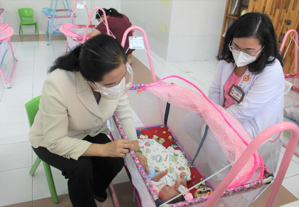 C&aacute;c ph&ograve;ng hiện tại đều đ&atilde; đầy c&aacute;c n&ocirc;i, Trung t&acirc;m chuẩn bị mở rộng th&ecirc;m ph&ograve;ng v&agrave; cần sự hỗ trợ th&ecirc;m n&ocirc;i d&agrave;nh cho trẻ sơ sinh (đ&uacute;ng chuẩn) từ c&aacute;c mạnh thường qu&acirc;n.
