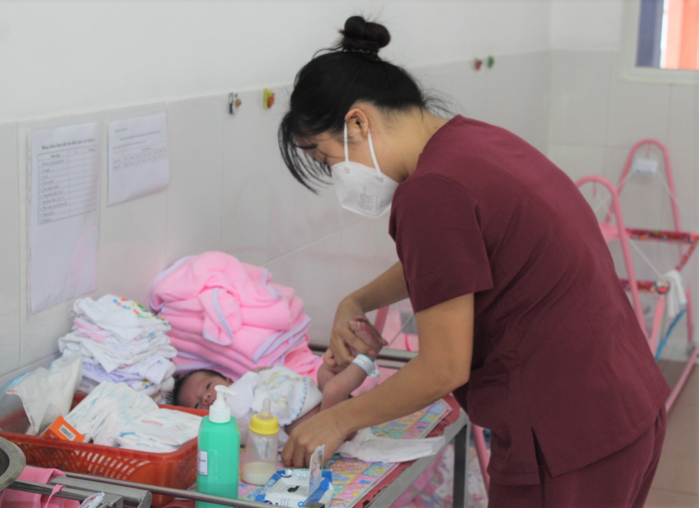 C&aacute;c t&igrave;nh nguyện vi&ecirc;n được tập huấn c&aacute;c kỹ năng chăm s&oacute;c trẻ sơ sinh rất kỹ.