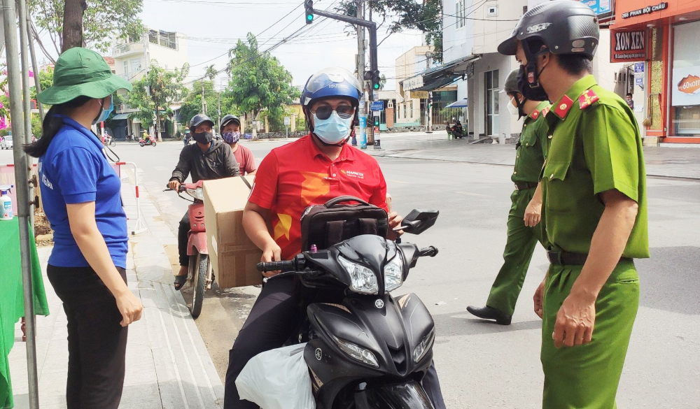 C&aacute;c chốt kiểm so&aacute;t dịch bệnh COVID - 19 siết chặt việc đi lại của người d&acirc;n trong thời gian gi&atilde;n c&aacute;ch x&atilde; hội