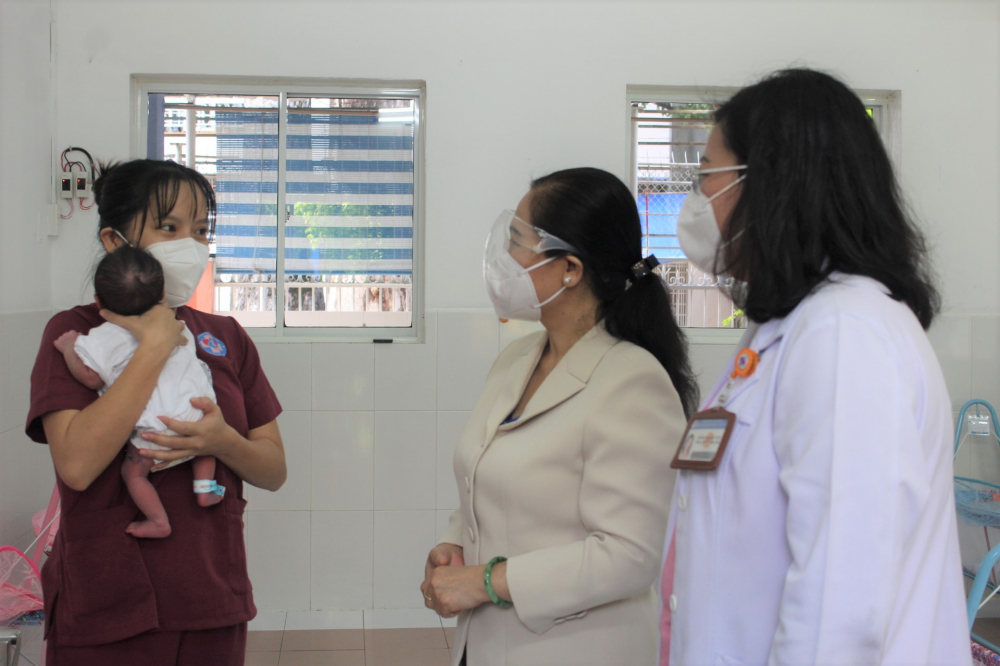 Chủ tịch HĐND TPHCM Nguyễn Thị Lệ hỏi thăm một t&igrave;nh nguyện vi&ecirc;n. C&aacute;c t&igrave;nh nguyện vi&ecirc;n đều c&ograve;n rất trẻ, phần lớn l&agrave; c&aacute;c gi&aacute;o vi&ecirc;n mầm non, sinh vi&ecirc;n gi&aacute;o dục mầm non v&agrave; một số ng&agrave;nh nghề kh&aacute;c c&oacute; tấm l&ograve;ng y&ecirc;u trẻ.