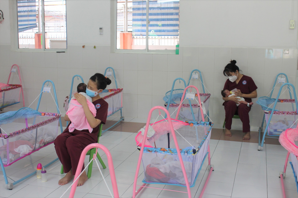 Mỗi ph&ograve;ng c&oacute; 2 bảo mẫu chịu tr&aacute;ch nhiệm chăm s&oacute;c 12 b&eacute;.