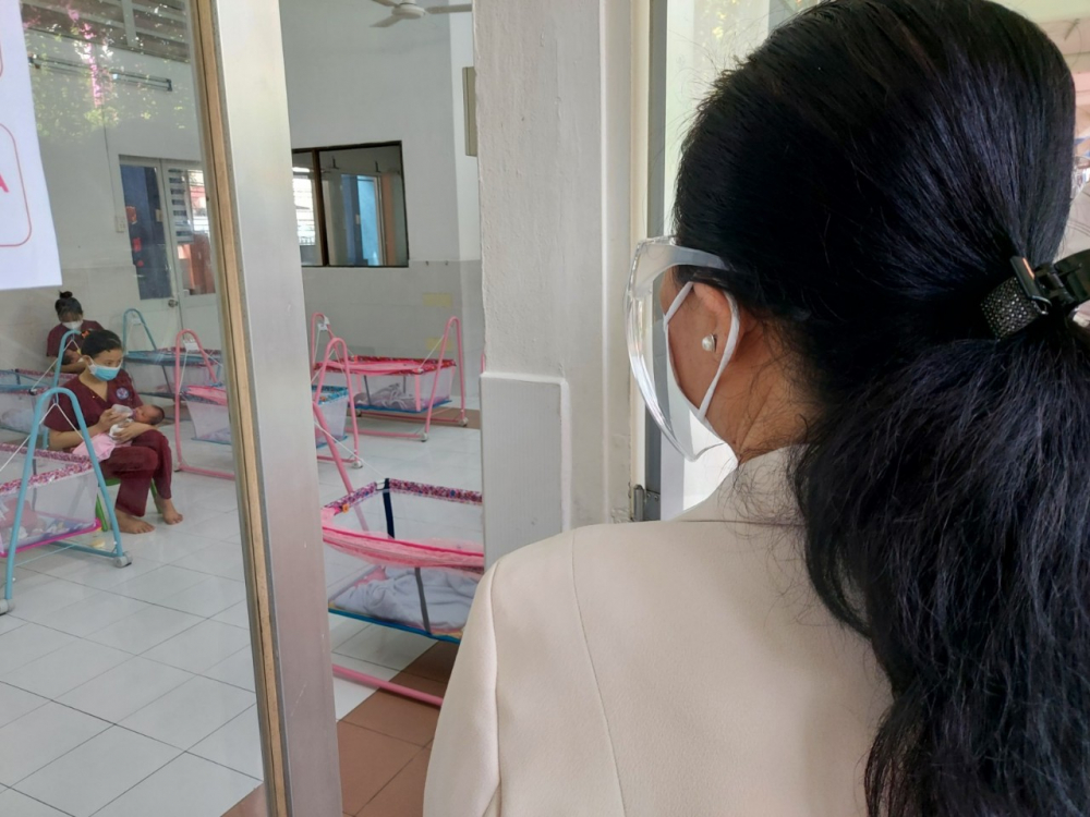 Chủ tịch HĐND TPHCM Nguyễn Thị Lệ thăm Trung t&acirc;m H.O.P.E hỗ trợ chăm s&oacute;c trẻ sơ sinh c&oacute; mẹ l&agrave; F0.