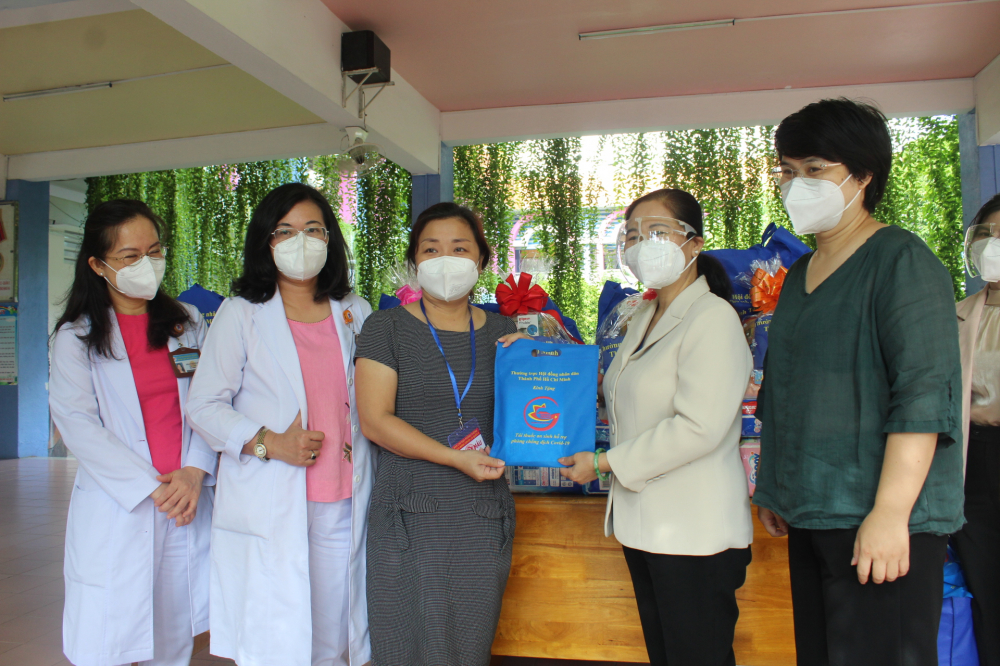 Chủ tịch HĐND TPHCM Nguyễn Thị Lệ trao tặng 256 phần qu&agrave; cho lực lượng c&ocirc;ng t&aacute;c tại Trung t&acirc;m H.O.P.E.
