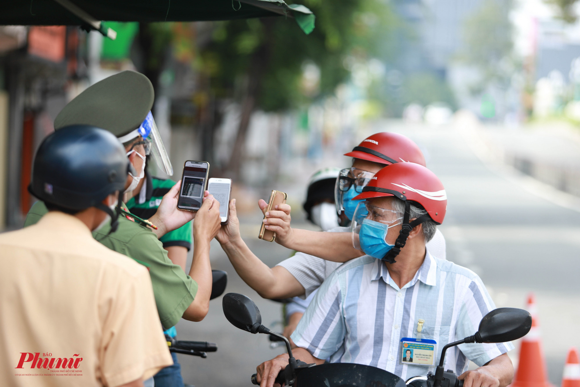 Người d&acirc;n tự gi&aacute;c khai b&aacute;o y tế tại nh&agrave;, tr&aacute;nh mất thời gian khi kiểm tra tại chốt, ảnh Tam Nguy&ecirc;n