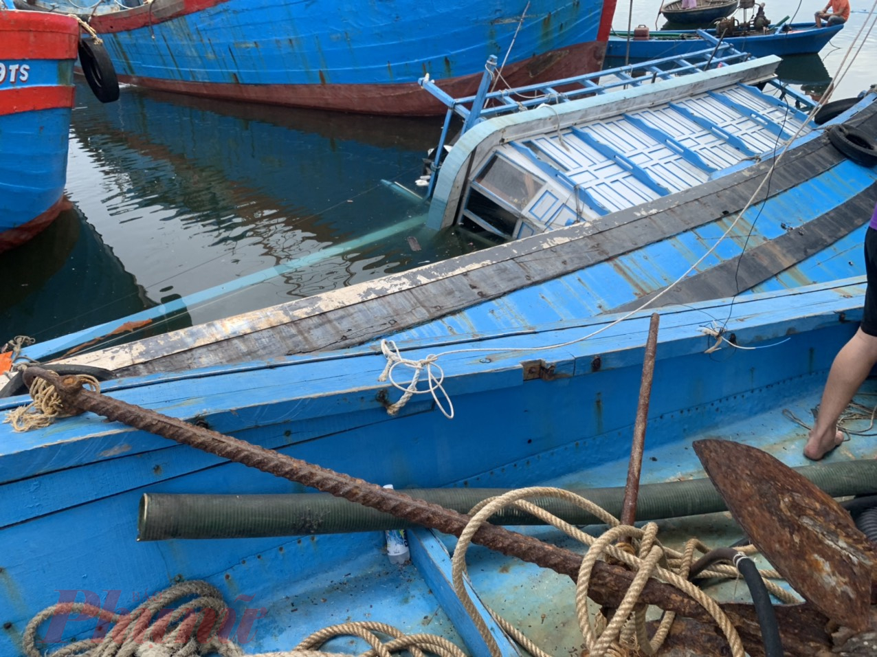 Ngo&agrave;i hư hỏng t&agrave;u c&aacute;, việc ch&igrave;m t&agrave;u l&agrave;m tr&agrave;n dầu buộc ch&iacute;nh quyền phải bỏ chi ph&iacute; thu gom