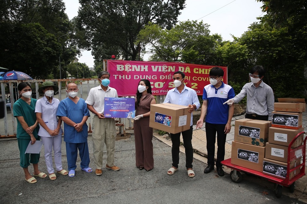 B&agrave; Đặng Thị Kim Oanh trao tặng thuốc tại Bệnh viện d&atilde; chiến số 1 - Ảnh: Quỹ từ thiện Kim Oanh
