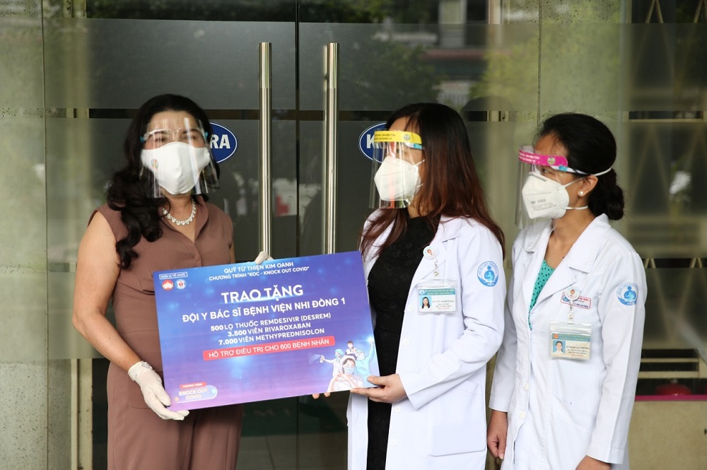 B&agrave; Đặng Thị Kim Oanh trao tặng thuốc tại Bệnh viện Nhi Đồng 1 - Ảnh: Quỹ từ thiện Kim Oanh