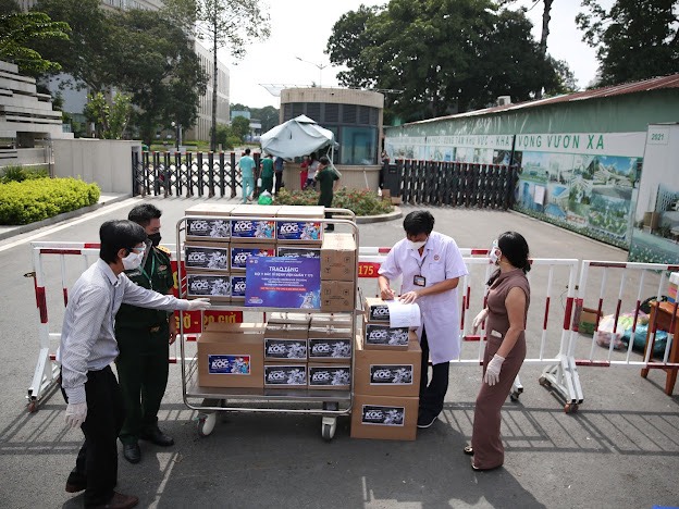 B&agrave; Đặng Thị Kim Oanh trao tặng thuốc đặc trị COVID-19 hỗ trợ Bệnh viện Qu&acirc;n y 175 - Ảnh: Quỹ từ thiện Kim Oanh