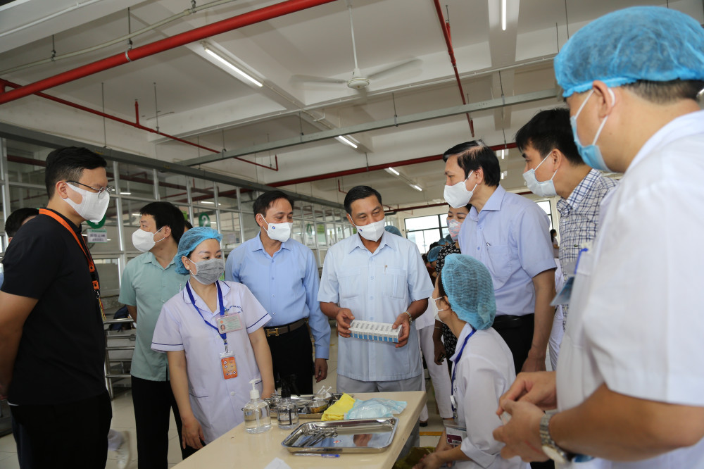 Chủ tịch UBND th&agrave;nh phố kiểm tra c&ocirc;ng t&aacute;c ti&ecirc;m ph&ograve;ng vắc-xin tại Khu c&ocirc;ng nghiệp VSIP.