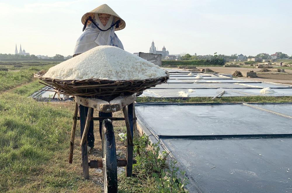 Người d&acirc;n l&agrave;m muối tại đồng muối Kim Li&ecirc;n được hỗ trợ 6 triệu đồng khi đầu tư mua sắm chạt lọc v&agrave; bộ trải bạt &ocirc; kết tinh 