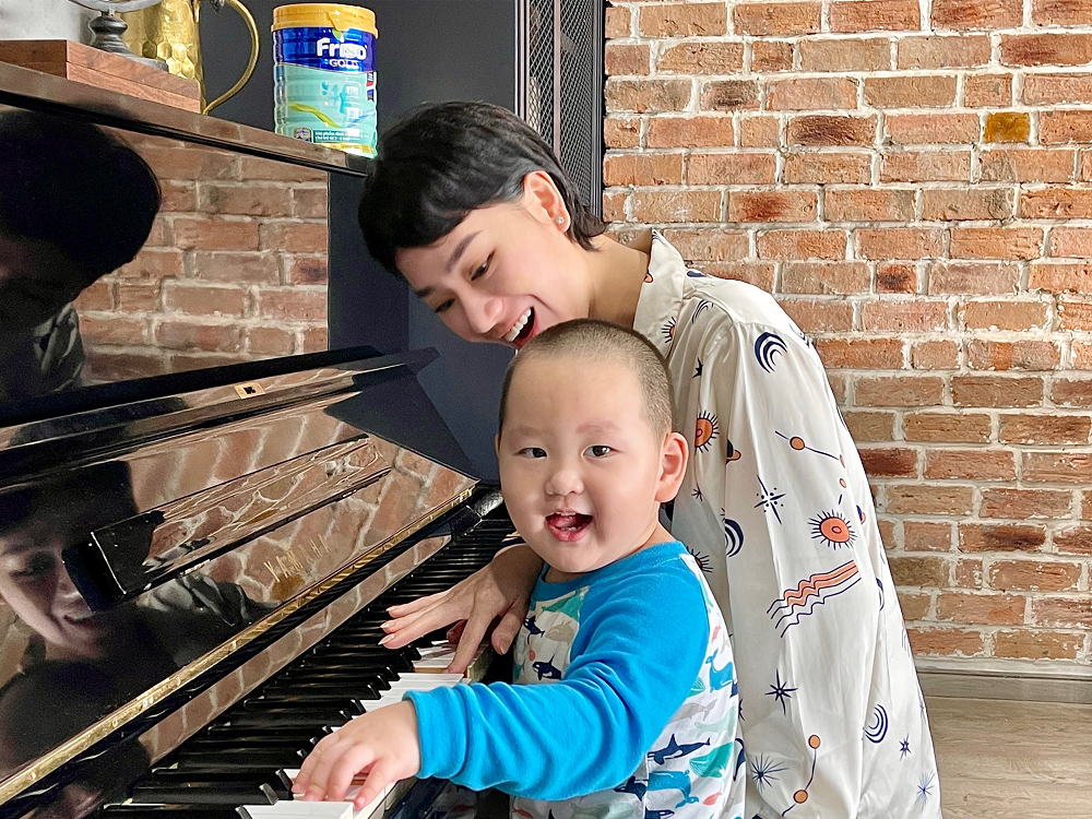  &ldquo;Nhờ con mẹ mới lần đầu nghi&ecirc;n cứu về vũ trụ ng&acirc;n h&agrave; m&agrave; con hay hỏi, mẹ mới nghe những bản nhạc th&uacute; vị được con đ&aacute;nh đ&agrave;n&hellip;&rdquo; - Tr&agrave; My Idol. Nguồn ảnh: Friso