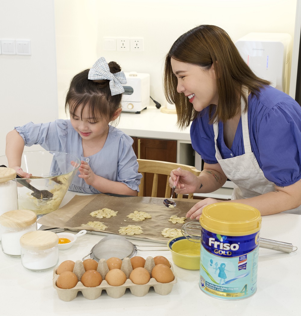Hơn bao giờ hết, trong những ng&agrave;y n&agrave;y, mẹ v&agrave; Cam Cam đ&atilde; c&oacute; v&ocirc; v&agrave;n khoảnh khắc gắn kết tuyệt vời c&ugrave;ng nhau. V&agrave; mẹ đ&atilde; nhận ra m&igrave;nh hiểu con, biết chăm s&oacute;c cho con y&ecirc;u nhiều hơn&hellip; Nguồn ảnh: Friso