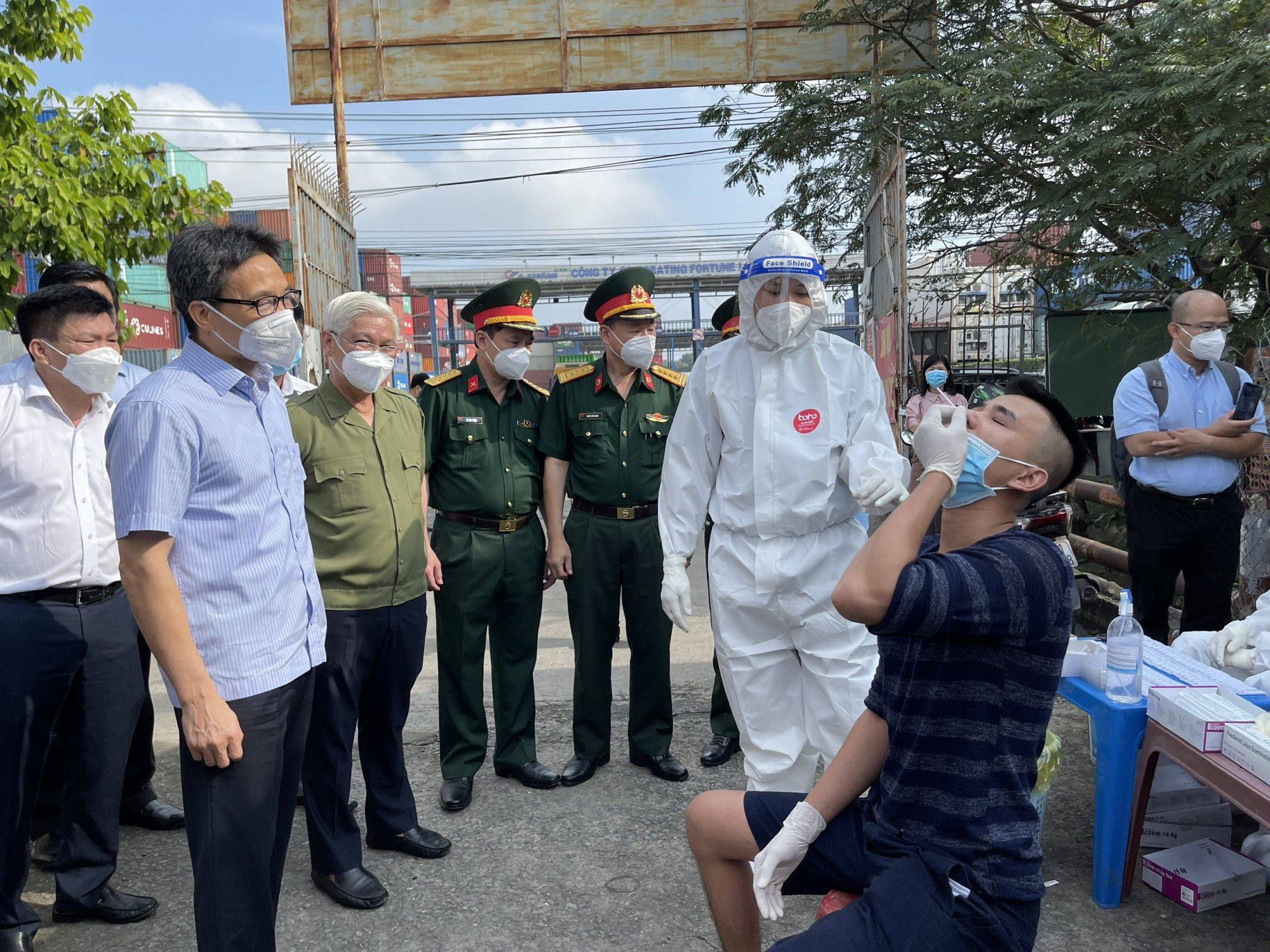 Ph&oacute; thủ tướng cho rằng lực lượng y tế chưa hướng dẫn kỹ cho người d&acirc;n khi tự lấy mẫu. Ảnh: L.T