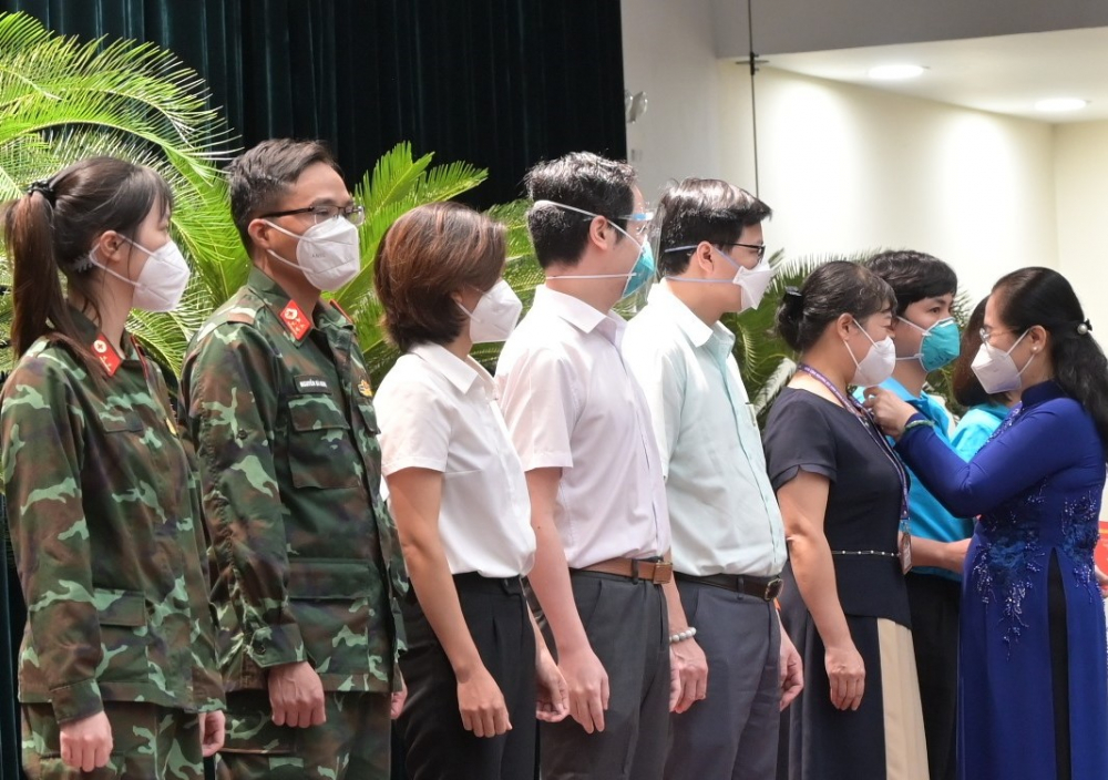 Chủ tịch HĐND TPHCM Nguyễn Thị Lệ trao Huy hiệu TPHCM cho c&aacute;c chiến sĩ t&igrave;nh nguyện chi viện cho TPHCM trong giai đoạn rất kh&oacute; khăn.