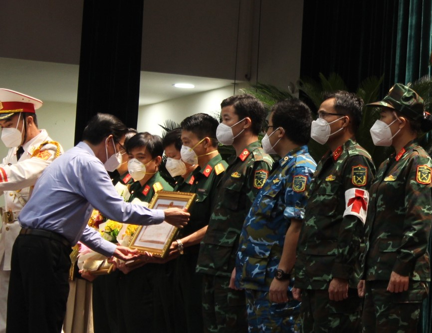 Chủ tịch UBND TPHCM Phan Văn M&atilde;i trao Bằng khen cho c&aacute;c tập thể.