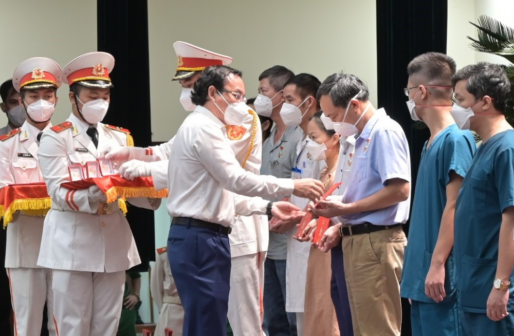 B&iacute; thư Th&agrave;nh ủy TPHCM Nguyễn Văn N&ecirc;n trao Huy hiệu TPHCM cho c&aacute;c c&aacute; nh&acirc;n t&igrave;nh nguyện - Ảnh: Quốc Thanh