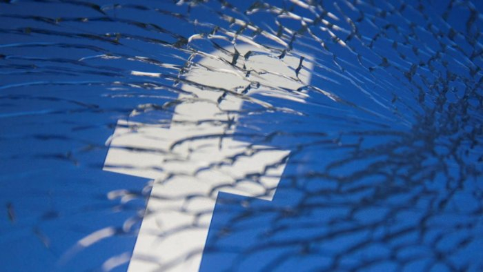 Facebook &ldquo;đang rạn nứt&rdquo; đ&atilde; ban h&agrave;nh c&aacute;c biện ph&aacute;p bảo vệ chống quấy rối mới khi bản th&acirc;n nền tảng n&agrave;y phải đối mặt với một cuộc khủng hoảng do những t&aacute;c động từ sản phẩm của họ - Ảnh: Reuters