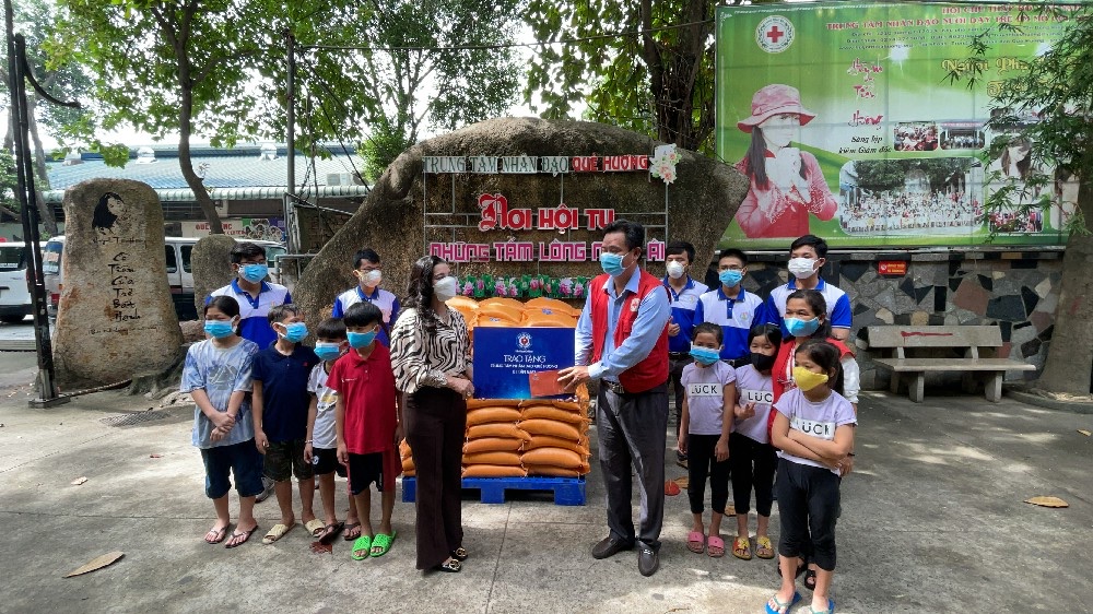 Hơn 200 tấn gạo đ&atilde; kịp thời đến với người d&acirc;n kh&oacute; khăn, sinh vi&ecirc;n, người yếu thế&hellip; - Ảnh: Quỹ từ thiện Kim Oanh