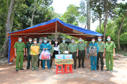 Chưa dừng lại ở đ&oacute;, b&agrave; Kim Oanh cũng đ&atilde; phối hợp với C&ocirc;ng an tỉnh T&acirc;y Ninh đến thăm v&agrave; tặng qu&agrave; động vi&ecirc;n tinh thần lực lượng bi&ecirc;n ph&ograve;ng - Ảnh: Quỹ từ thiện Kim Oanh
