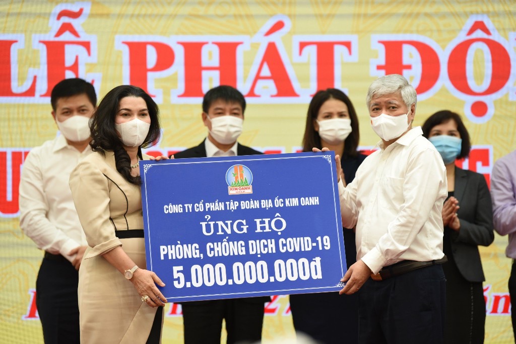 Một trong những lần Tập đo&agrave;n địa ốc Kim Oanh ủng hộ quỹ ph&ograve;ng, chống COVID-19 - Ảnh: Quỹ từ thiện Kim Oanh