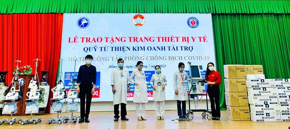 B&agrave; Kim Oanh lu&ocirc;n đ&iacute;ch th&acirc;n đi khảo s&aacute;t, t&igrave;m hiểu v&agrave; tận tay trao tặng c&aacute;c trang thiết bị, vật tư y tế cho từng bệnh viện - Ảnh: Quỹ từ thiện Kim Oanh