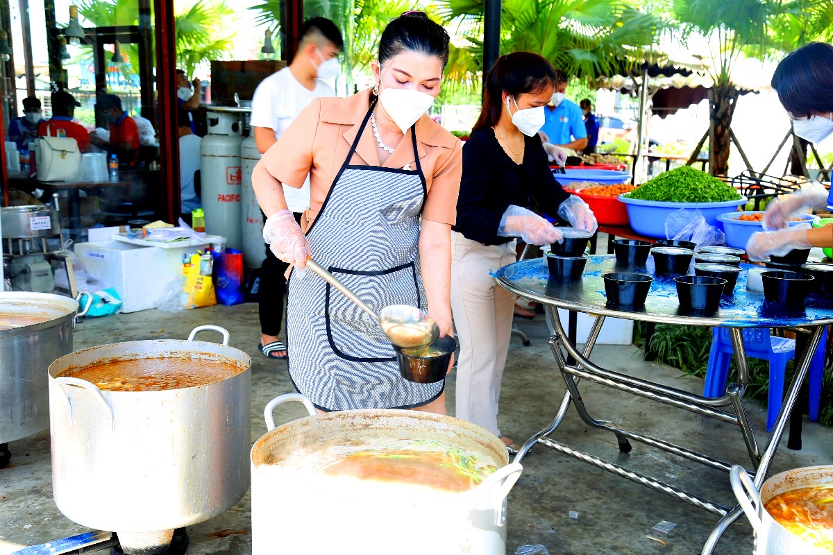B&agrave; Kim Oanh c&ugrave;ng t&igrave;nh nguyện vi&ecirc;n đ&iacute;ch th&acirc;n nấu h&agrave;ng chục ng&agrave;n t&ocirc; b&uacute;n b&ograve;, b&aacute;nh canh cho nh&acirc;n vi&ecirc;n y tế - Ảnh: Quỹ từ thiện Kim Oanh