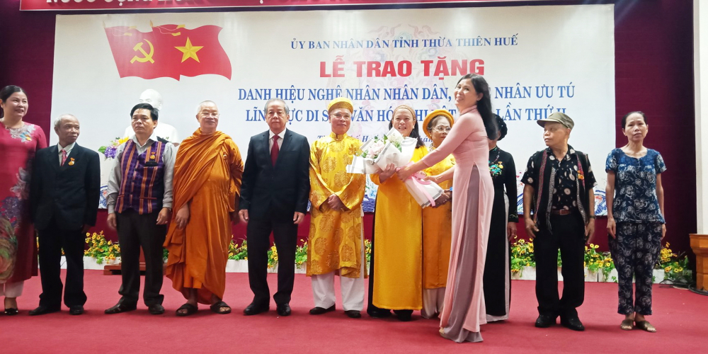 C&ocirc; Ho&agrave;ng Thị Như Huy nhận danh hiệu Nghệ nh&acirc;n nh&acirc;n d&acirc;n