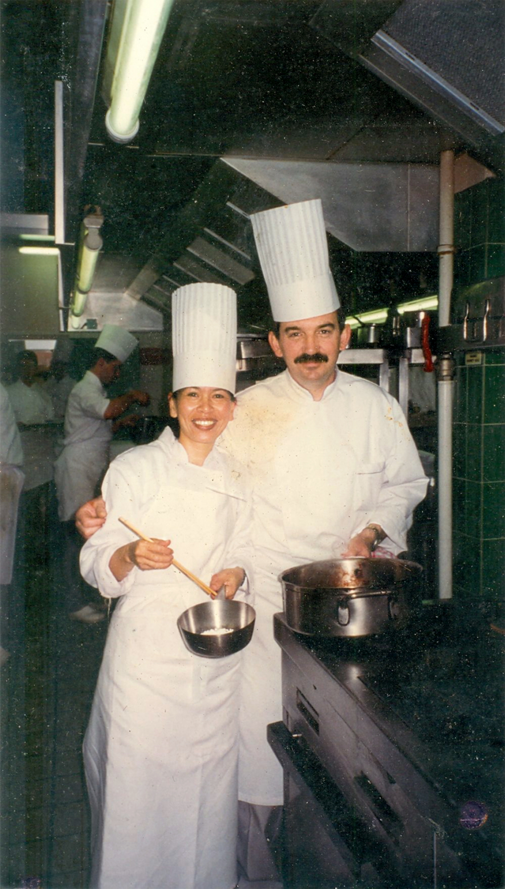 C&ocirc; Như Huy trong hội thi gi&agrave;nh huy chương ẩm thực của Viện H&agrave;n l&acirc;m ẩm thực Ph&aacute;p năm 1998 tai Le Touquet