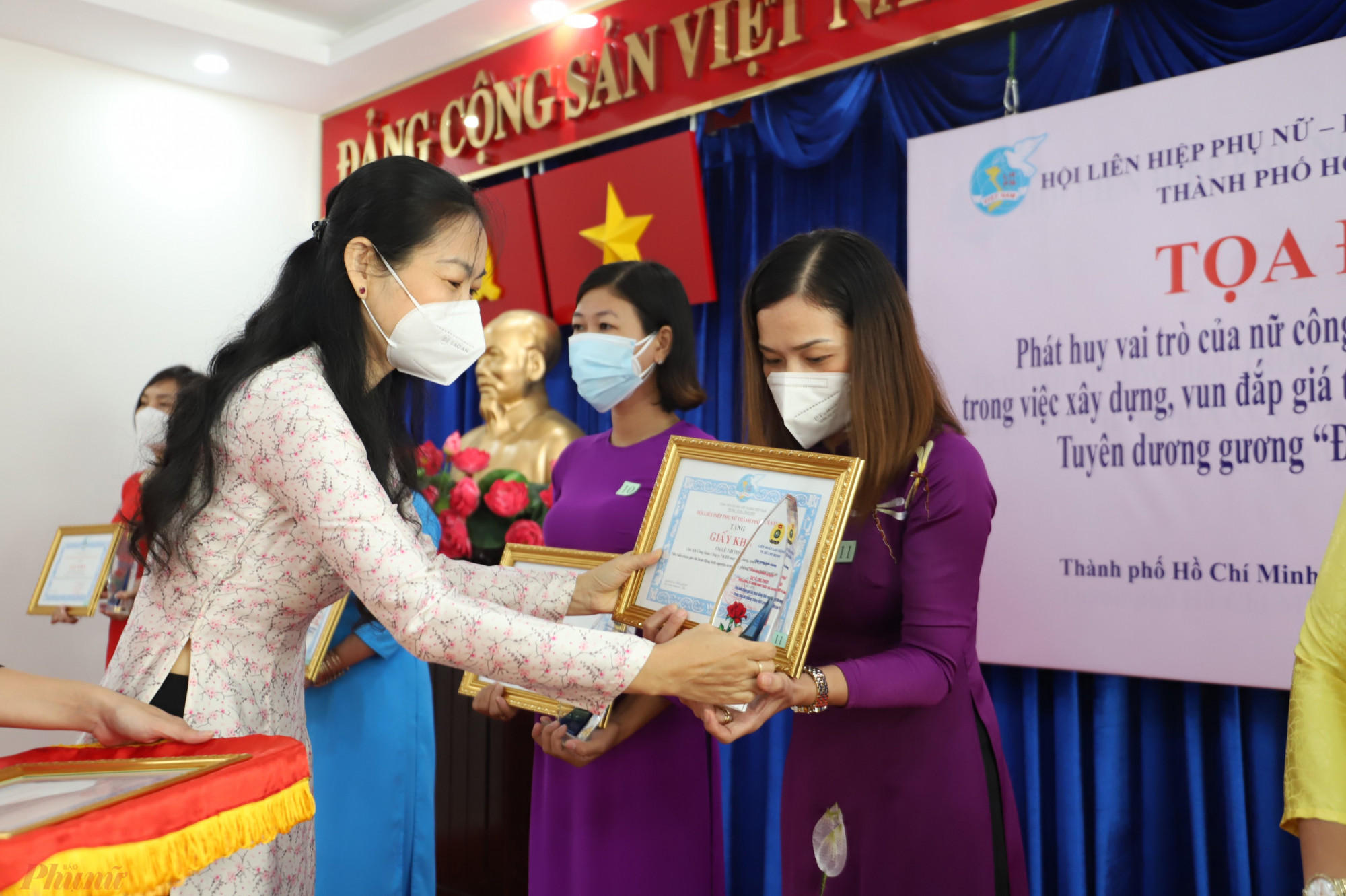B&agrave; L&acirc;m Thị Ngọc Hoa - Ph&oacute; Chủ tịch thường trực Hội LHPN TP trao bằng khen cho  những c&aacute; nh&acirc;n được tuy&ecirc;n dương