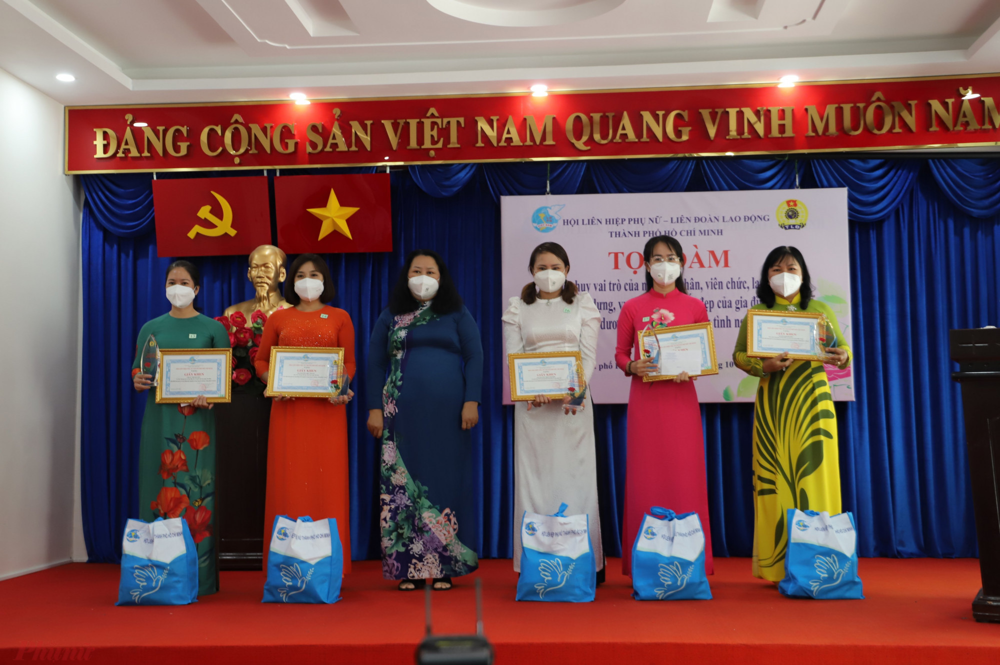 C&aacute;c đ&oacute;a hồng t&igrave;nh nguyện được tuy&ecirc;n dương chụp h&igrave;nh lưu niệm. Do t&igrave;nh h&igrave;nh dịch vẫn c&ograve;n phức tạp, Ban tổ chức mời dự trao 3 