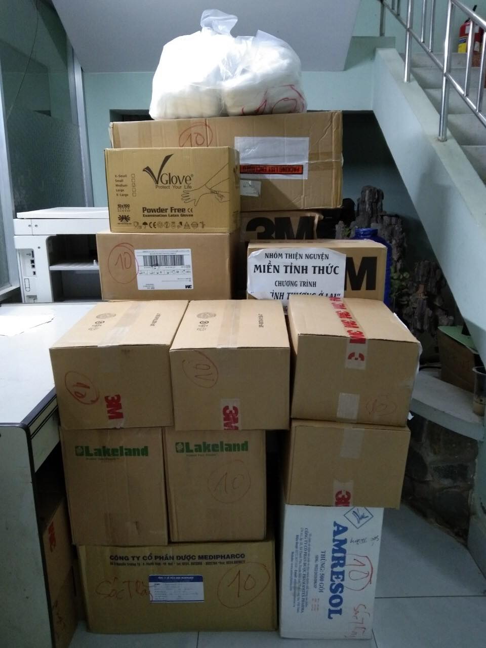 Trang thiết bị y tế của nh&oacute;m Miền Tỉnh Thức ủng hộ S&oacute;c Trăng ph&ograve;ng chống dịch COVID-19