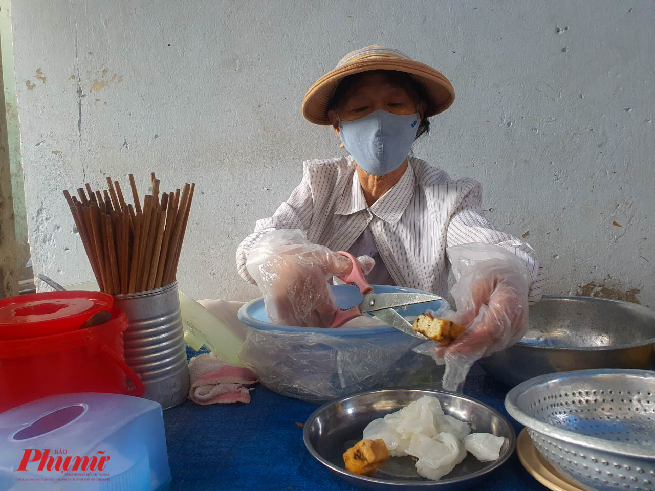 B&agrave; Lan đang l&agrave;m đĩa b&aacute;nh ướt gi&aacute; rẻ cho kh&aacute;ch