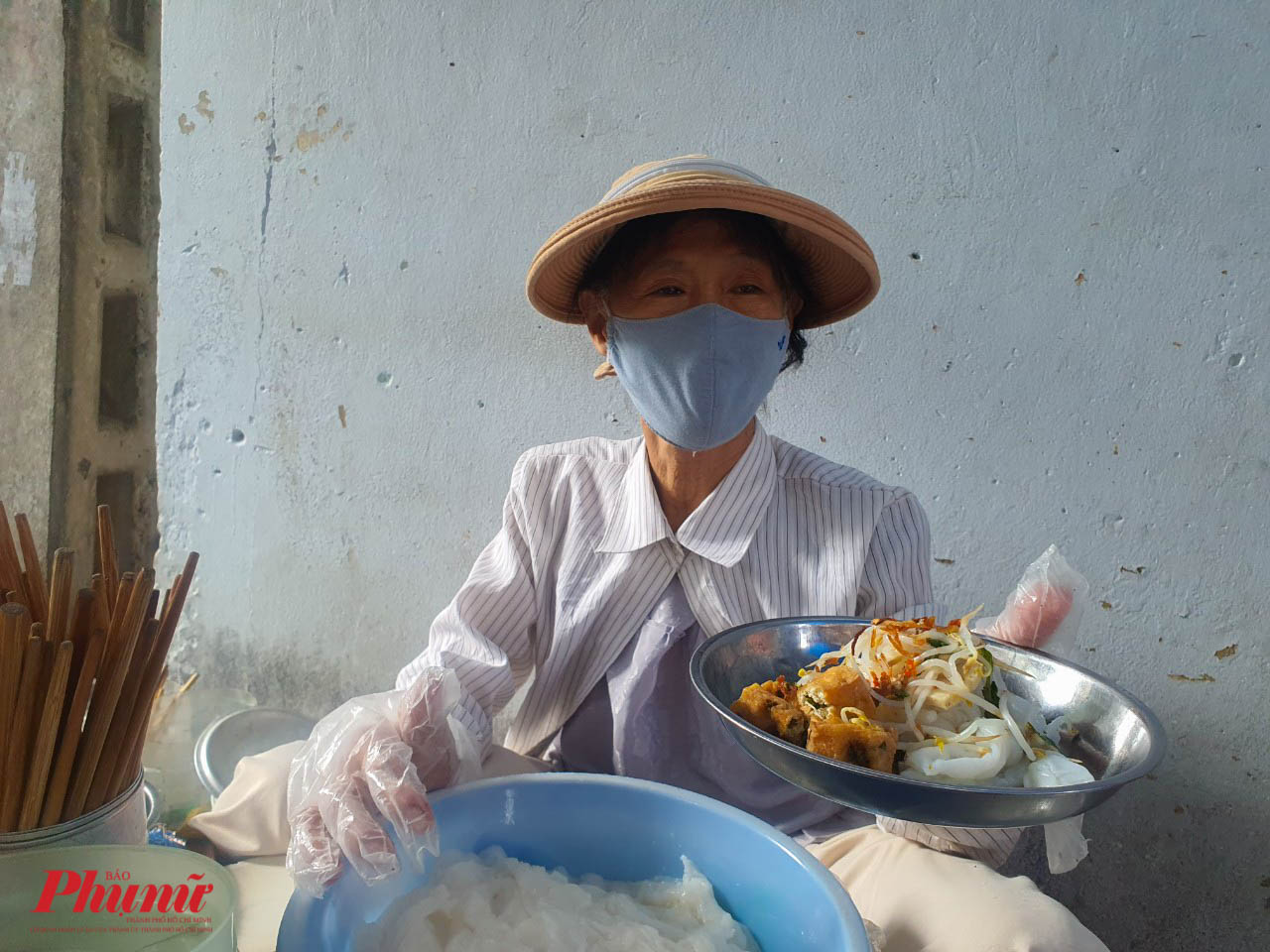T&ugrave;y theo y&ecirc;u cầu của kh&aacute;ch, b&agrave; Lan sẽ b&aacute;n v&agrave; t&iacute;nh ra gi&aacute; tiền