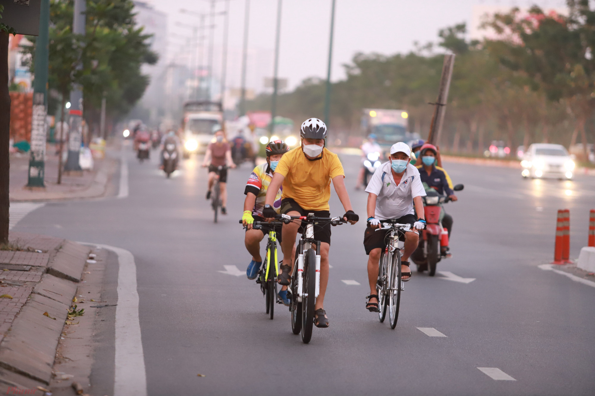 C&aacute;c xe đạp thường chạy theo đo&agrave;n, với tốc độ kh&aacute; nhanh