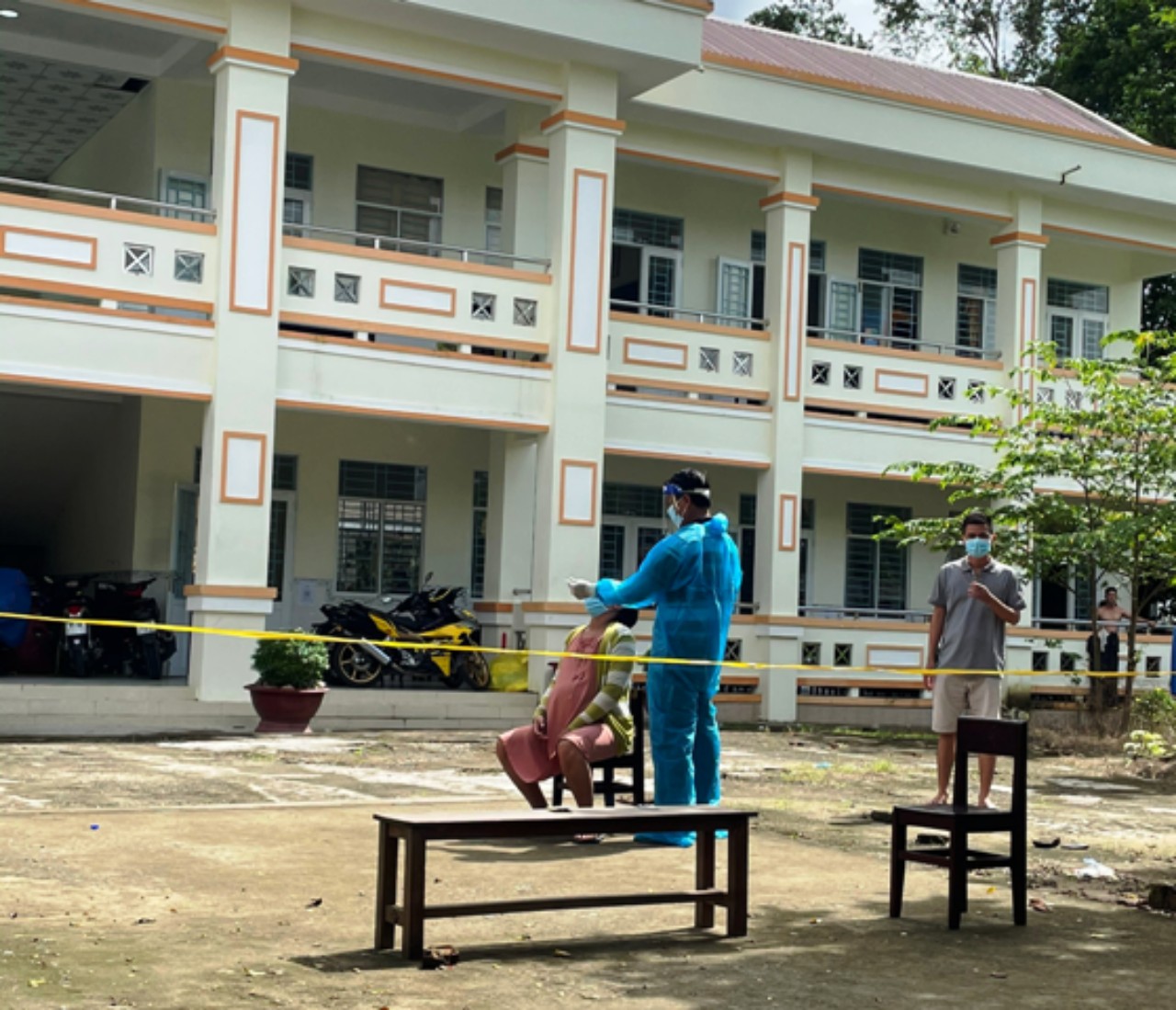 X&eacute;t nghiệm COVID-19 cho người d&acirc;n tại tỉnh Hậu Giang