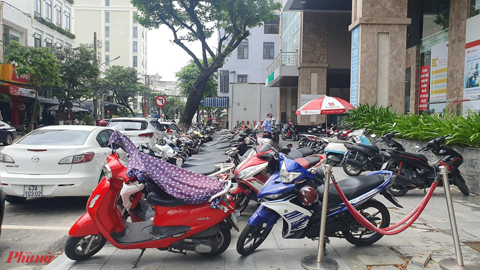B&atilde;i đỗ xe kh&ocirc;ng c&oacute; buộc cư d&acirc;n phải để xe tr&agrave;n ra lề đường