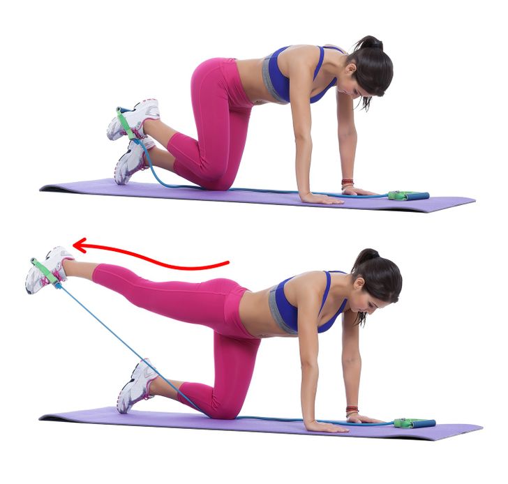 Băng cản lại glute kickback: Đ&aacute; l&ugrave;i cơ m&ocirc;ng l&agrave; b&agrave;i tập thể dục trọng lượng cơ thể nhằm v&agrave;o m&ocirc;ng. Quỳ tr&ecirc;n s&agrave;n. Quấn d&acirc;y kh&aacute;ng lực xung quanh một b&agrave;n ch&acirc;n v&agrave; giữ đầu kia dưới đầu gối của bạn.  Với b&agrave;n ch&acirc;n gập, c&aacute;c ng&oacute;n ch&acirc;n hướng xuống s&agrave;n, mở rộng v&agrave; n&acirc;ng ch&acirc;n tr&aacute;i l&ecirc;n sao cho mũi ch&acirc;n cao hơn m&ocirc;ng. Vận động cơ bụng khi bạn hơi chuyển trọng lượng sang một b&ecirc;n, nhưng vẫn giữ cho m&ocirc;ng của bạn ổn định. Cẩn thận đưa ch&acirc;n trở lại v&agrave; lặp lại.