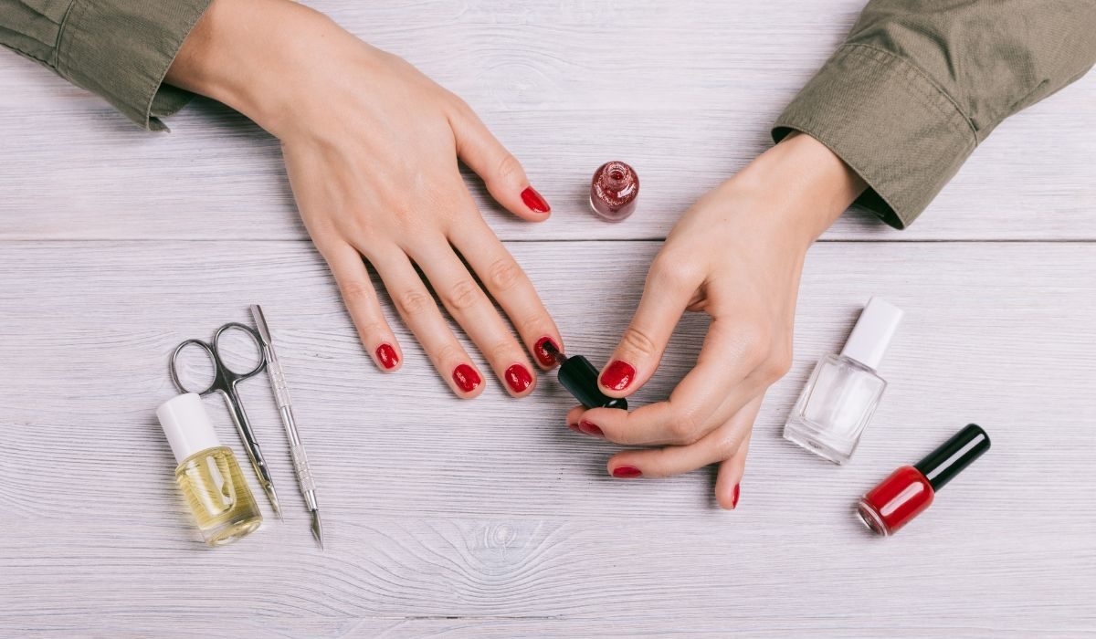 Tất cả ch&uacute;ng ta đều th&iacute;ch một bộ m&oacute;ng c&oacute; sắc tố, mất &iacute;t thời gian hơn để ho&agrave;n thiện v&agrave; tr&ocirc;ng chắc chắn, v&agrave; điều đ&oacute; sẽ tự động khiến ch&uacute;ng ta sơn c&aacute;c lớp sơn m&oacute;ng d&agrave;y hơn. Mặc d&ugrave; đ&acirc;y c&oacute; vẻ l&agrave; c&aacute;ch tốt nhất để thực hiện, nhưng đ&oacute; thực sự l&agrave; một sai lầm lớn khi bạn l&agrave;m m&oacute;ng tay.  Sơn m&oacute;ng tay d&agrave;y mất gấp đ&ocirc;i thời gian để kh&ocirc; v&agrave; lớp sơn b&ecirc;n dưới mất khoảng 5-6 ph&uacute;t, đ&acirc;y l&agrave; c&ocirc;ng thức dẫn đến thảm họa lem nhem. N&oacute;i chung, sơn m&oacute;ng tay kh&ocirc;ng được thiết kế để kh&ocirc; tốt khi n&oacute; d&agrave;y để được bảo vệ khi n&oacute; được đựng trong lọ.  V&igrave; vậy, điều tốt nhất bạn n&ecirc;n l&agrave;m l&agrave; sơn m&oacute;ng tay 3-4 lớp mỏng thay v&igrave; 1-2 lớp d&agrave;y.