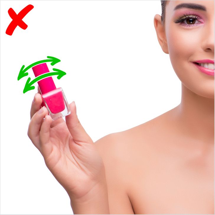 Đ&acirc;y l&agrave; cảm gi&aacute;c chung của hầu hết mọi người: ch&uacute;ng t&ocirc;i nghĩ rằng bằng c&aacute;ch lắc lọ sơn m&oacute;ng tay của m&igrave;nh, ch&uacute;ng t&ocirc;i sẽ ph&acirc;n phối m&agrave;u ra khắp mọi nơi, đặc biệt l&agrave; khi sơn sắp hết. Những g&igrave; ch&uacute;ng ta kh&ocirc;ng biết l&agrave; bằng c&aacute;ch lắc lọ sơn m&oacute;ng tay, về cơ bản ch&uacute;ng ta đang trộn kh&ocirc;ng kh&iacute; bị mắc kẹt b&ecirc;n trong lọ với sơn m&oacute;ng tay, tạo ra c&aacute;c bong b&oacute;ng nhỏ , hay c&ograve;n được gọi l&agrave; c&aacute;c t&uacute;i nhỏ; sau đ&oacute; ch&uacute;ng ta bắt đầu sơn v&agrave; lớp sơn tr&ocirc;ng kh&ocirc;ng đồng đều với c&aacute;c bọt nhỏ chuyển từ sơn m&oacute;ng tay sang m&oacute;ng tay của ch&uacute;ng ta.  Thay v&igrave; lắc sơn m&oacute;ng tay, h&atilde;y lăn sơn từ từ theo chiều ngang!