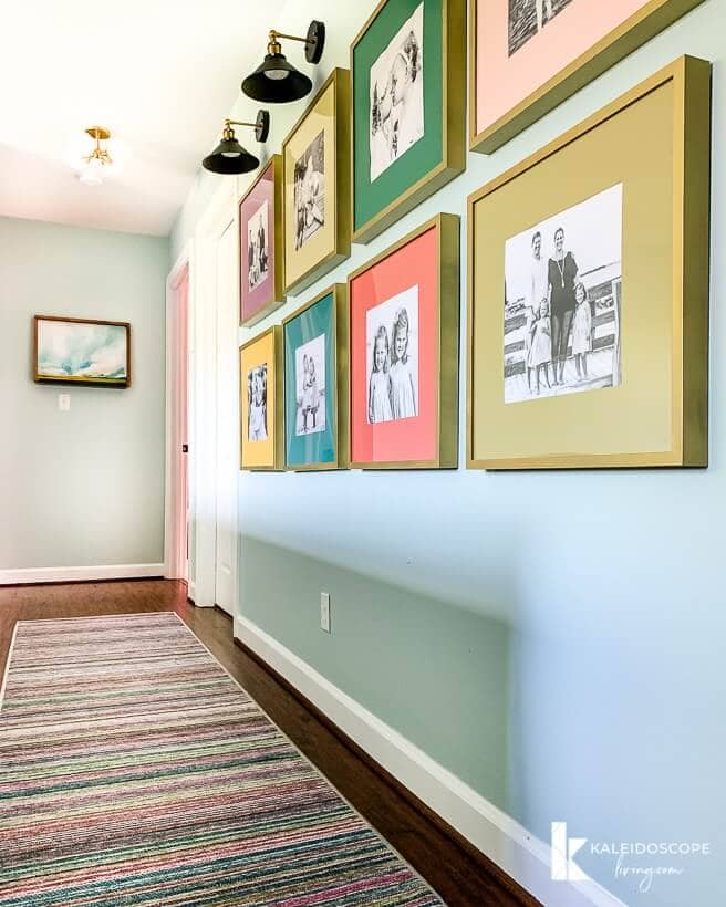 H&agrave;nh lang đầy m&agrave;u sắc trang điểm bởi Kaleidoscope Living. H&agrave;nh lang xinh đẹp n&agrave;y l&agrave; một kiệt t&aacute;c tự l&agrave;m với đầy m&agrave;u sắc v&agrave; những n&eacute;t chạm kim loại! H&atilde;y xem b&agrave;i đăng n&agrave;y để biết hướng dẫn tạo những khung h&igrave;nh đầy m&agrave;u sắc từ những khung h&igrave;nh mua ở cửa h&agrave;ng rẻ tiền!