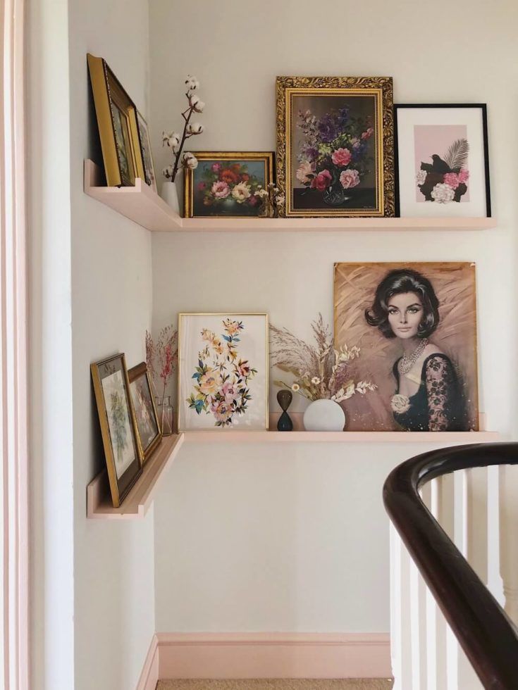 Sảnh g&oacute;c tr&ecirc;n lầu  của Melanie Lissack Interiors. Tận dụng tối đa ngay cả c&aacute;c g&oacute;c hội trường của bạn. Những gờ gờ g&oacute;a phụ m&aacute; hồng n&agrave;y l&agrave; một c&aacute;ch dễ d&agrave;ng để tạo ra sự quan t&acirc;m một c&aacute;ch bất ngờ!