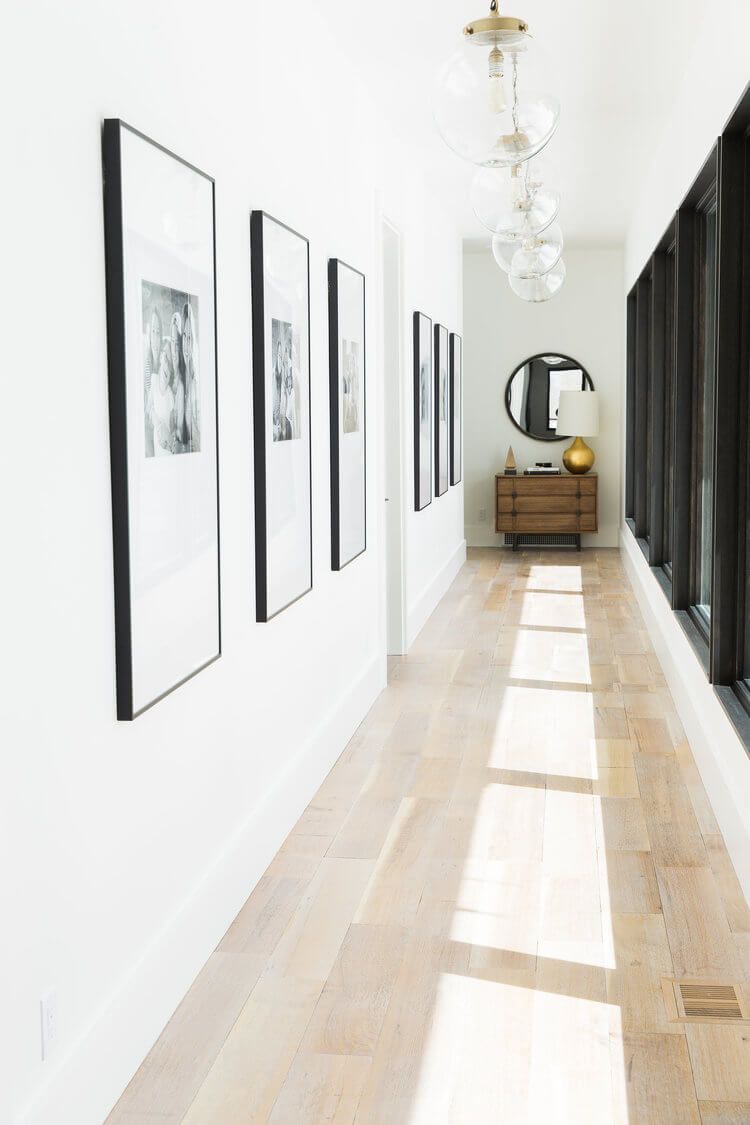 Sảnh g&oacute;c tr&ecirc;n lầu  của Melanie Lissack Interiors. Tận dụng tối đa ngay cả c&aacute;c g&oacute;c hội trường của bạn. Những gờ gờ g&oacute;a phụ m&aacute; hồng n&agrave;y l&agrave; một c&aacute;ch dễ d&agrave;ng để tạo ra sự quan t&acirc;m một c&aacute;ch bất ngờ!