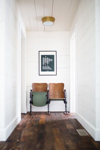 Farmhouse Hall của Domino. Vải bố tr&ecirc;n tường v&agrave; trần nh&agrave; tạo cảm gi&aacute;c mộc mạc v&agrave; việc bổ sung những chiếc ghế rạp h&aacute;t cổ ở cuối l&agrave; t&acirc;m điểm ho&agrave;n hảo!