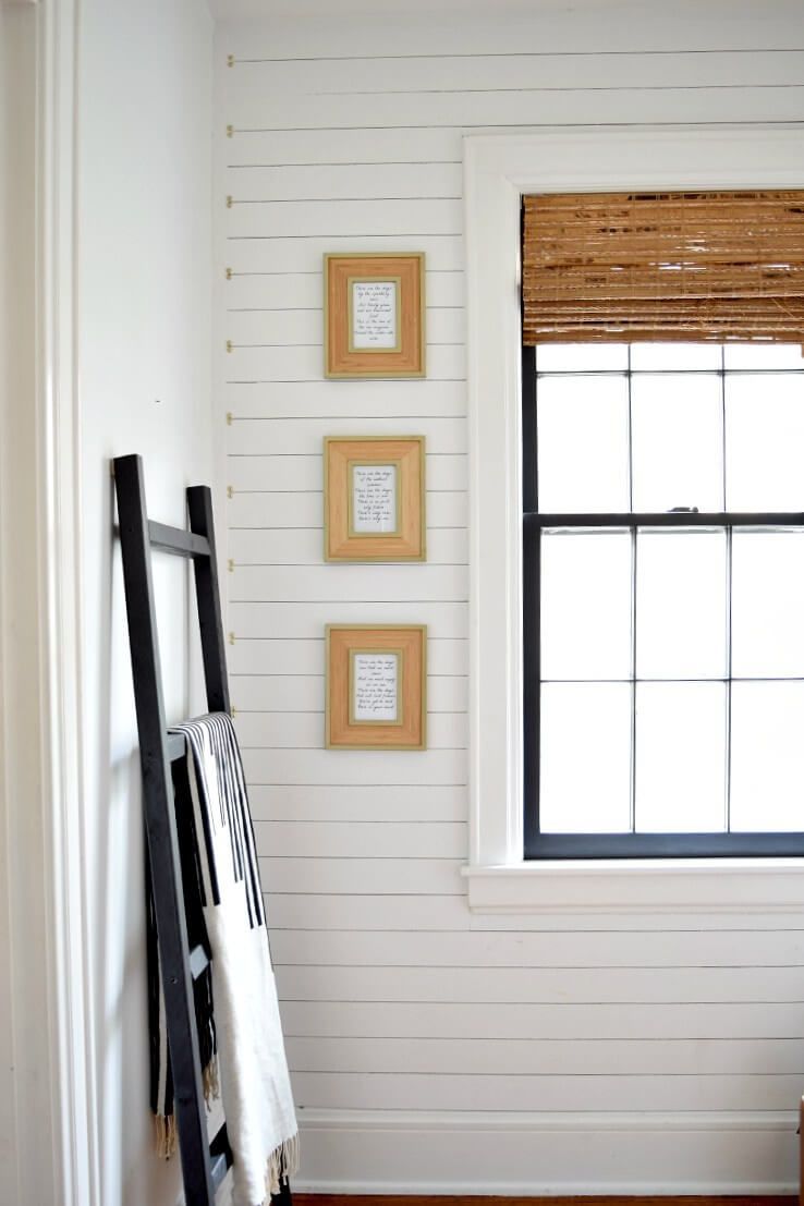 Shiplap with Brass Nailhead của Houseologie. Thiết kế n&agrave;y c&oacute; đầy đủ c&aacute;c &yacute; tưởng h&agrave;nh lang trung t&iacute;nh &ndash; những n&eacute;t chấm ph&aacute;, kết cấu tự nhi&ecirc;n, thực vật v&agrave; trang tr&iacute; cửa sổ tương phản. 
