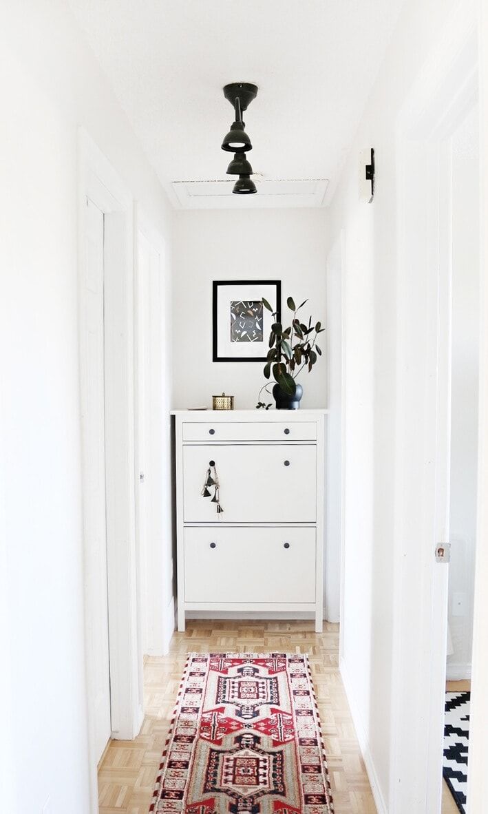Một H&agrave;nh lang Nhỏ với Trang điểm Tối giản bởi Curbly. T&igrave;m được m&oacute;n đồ nội thất ho&agrave;n hảo để ph&ugrave; hợp với hội trường của bạn sẽ cung cấp khả năng lưu trữ v&agrave; ho&agrave;n thiện diện mạo!
