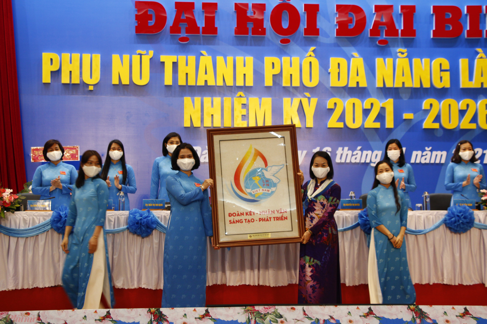 Ph&oacute; chủ tịch Trung ương Hội Li&ecirc;n hiệp Phụ nữ Việt Nam B&ugrave;i Thị H&ograve;a tặng tranh biểu trưng đại hội cho Hội LHPN TP.Đ&agrave; Nẵng