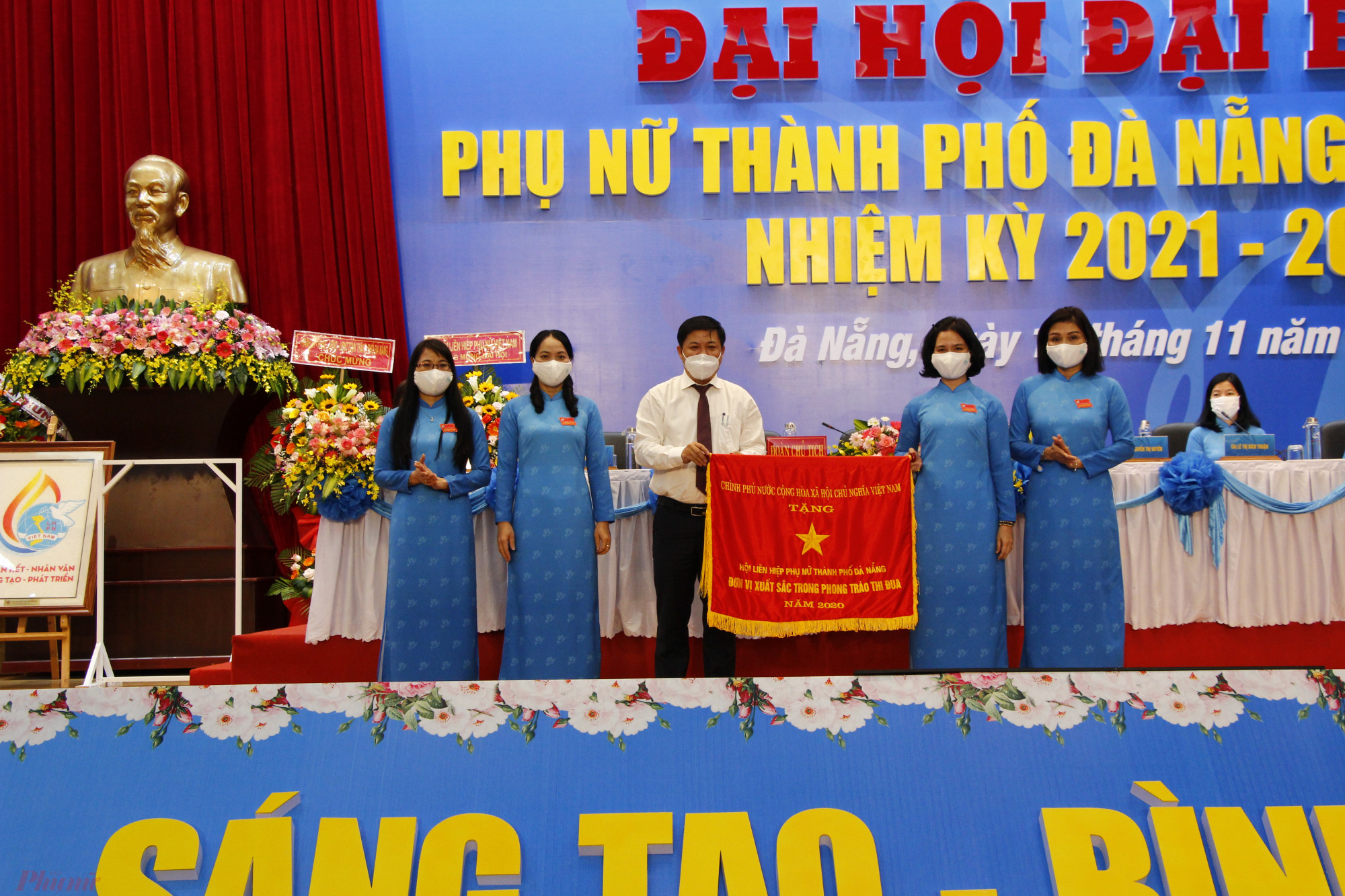 Hội LHPN TP.Đ&agrave; Nẵng nhận cờ thi đua của Ch&iacute;nh phủ