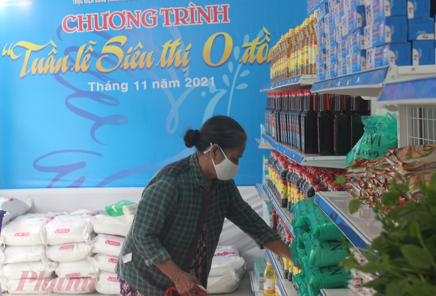 Chị em hội vi&ecirc;n Hội LHPN Đ&agrave; Nẵng vui mừng chọn c&aacute;c nhu yếu phẩm tại 'Si&ecirc;u thị 0 đồng'