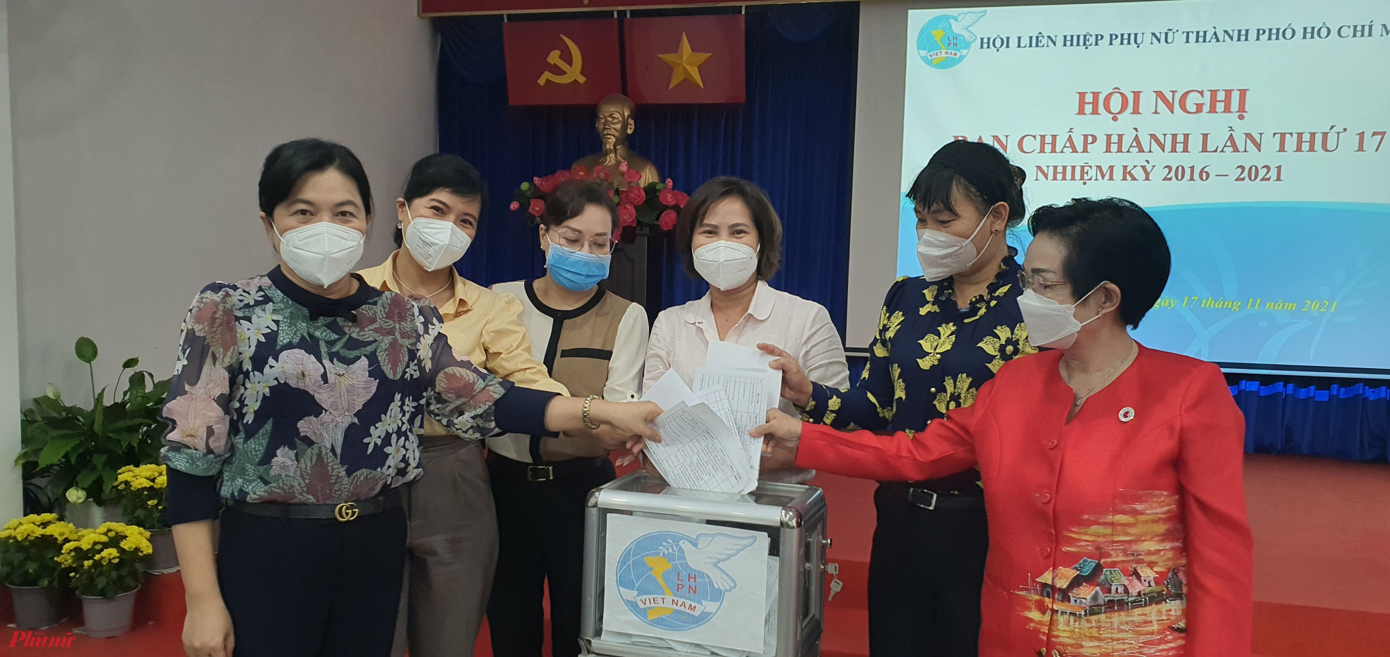 C&aacute;c đại biểu bỏ phiếu k&iacute;n về c&ocirc;ng t&aacute;c nh&acirc;n sự Ban chấp h&agrave;nh Hội LHPN TPHCM  